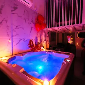 Bono Jacuzzi & Saint-Laurent-du-Var